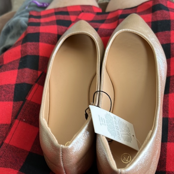 Woman’s gold flats New with tags. Size 7.5. Not fir wide foot. Comfortable - Picture 2 of 4